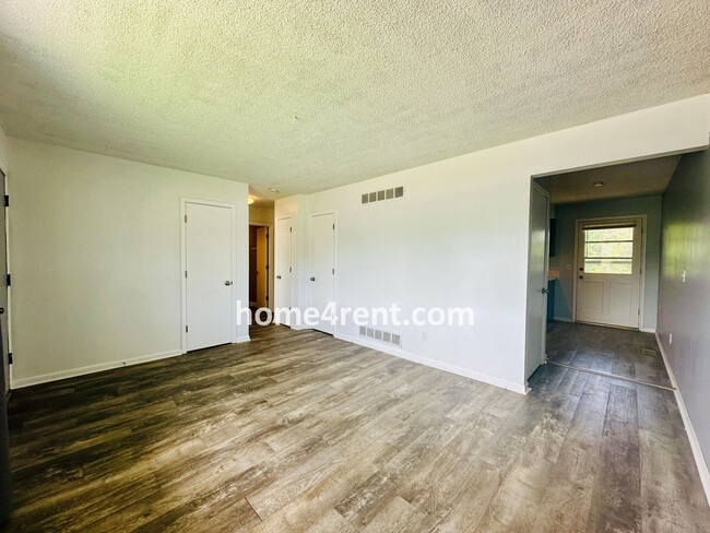 Building Photo - Raised Ranch Style Home in KCK w/ a Finish...