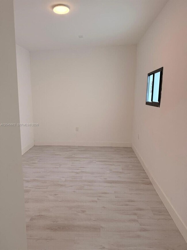 Foto del edificio - 860 NW 171st St