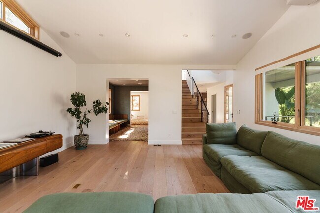 Foto del edificio - 1149 Old Topanga Canyon Rd