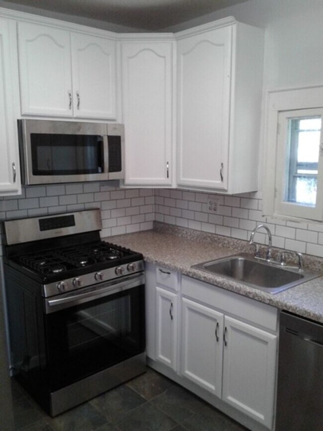 Foto del edificio - Beautiful 3 bed / 1 bath home on corner lot with attached garage in quiet Sparta neighborhood!