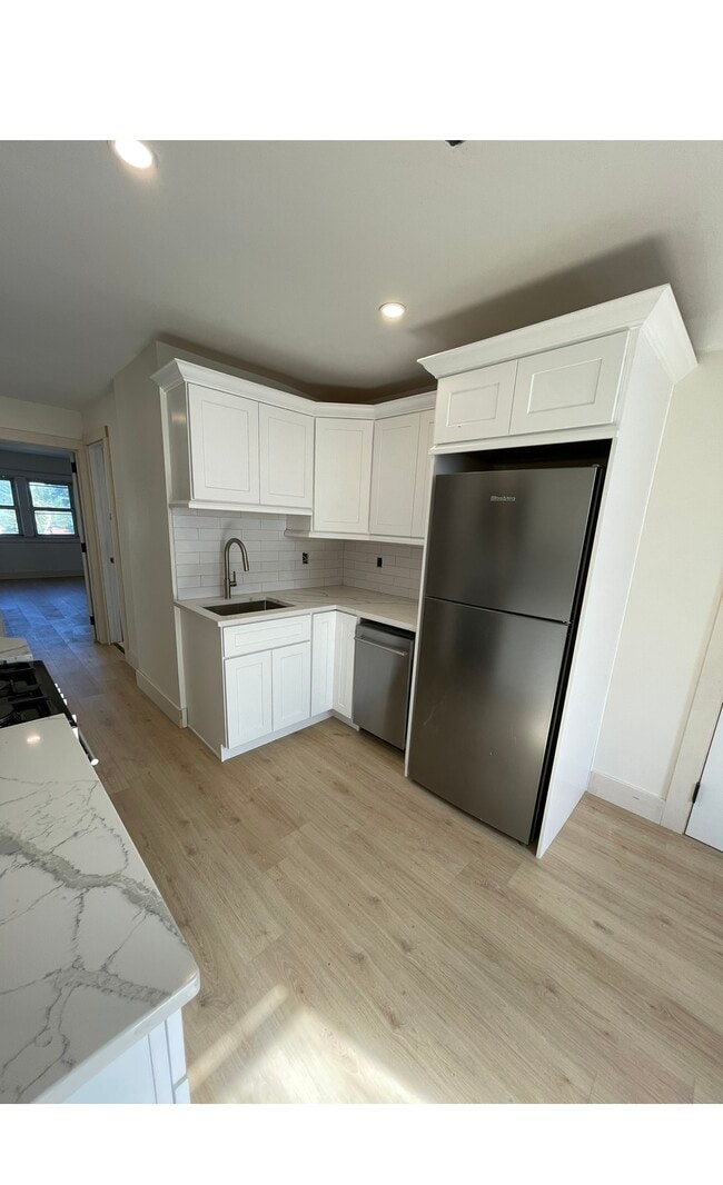 Kitchen/living - 44 Madeleine Ave