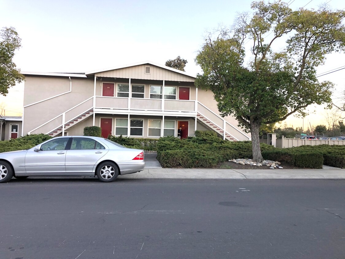 Primary Photo - 102 El Carmelo Ave
