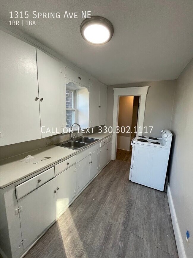 Foto del edificio - One bedroom one bathroom second level apar...