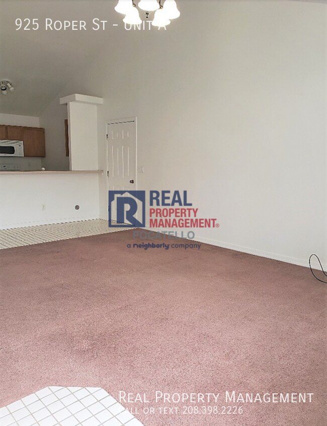 Building Photo - 2 Bedroom 1 Bath duplex - Pet friendly - 1...