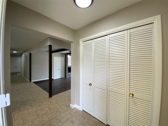 Building Photo - 4543 Altamesa Blvd