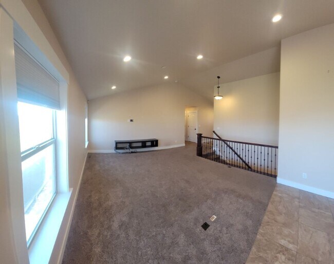 Foto del edificio - Beautiful 4 bed, 4 bath home in the Stoneb...