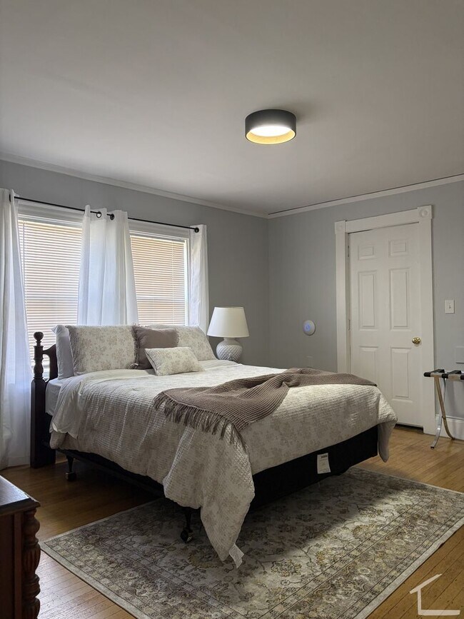 Building Photo - Awesome 6 bed in Watertown!!