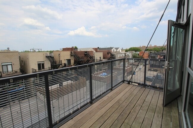 Building Photo - 1540 W Fullerton Ave