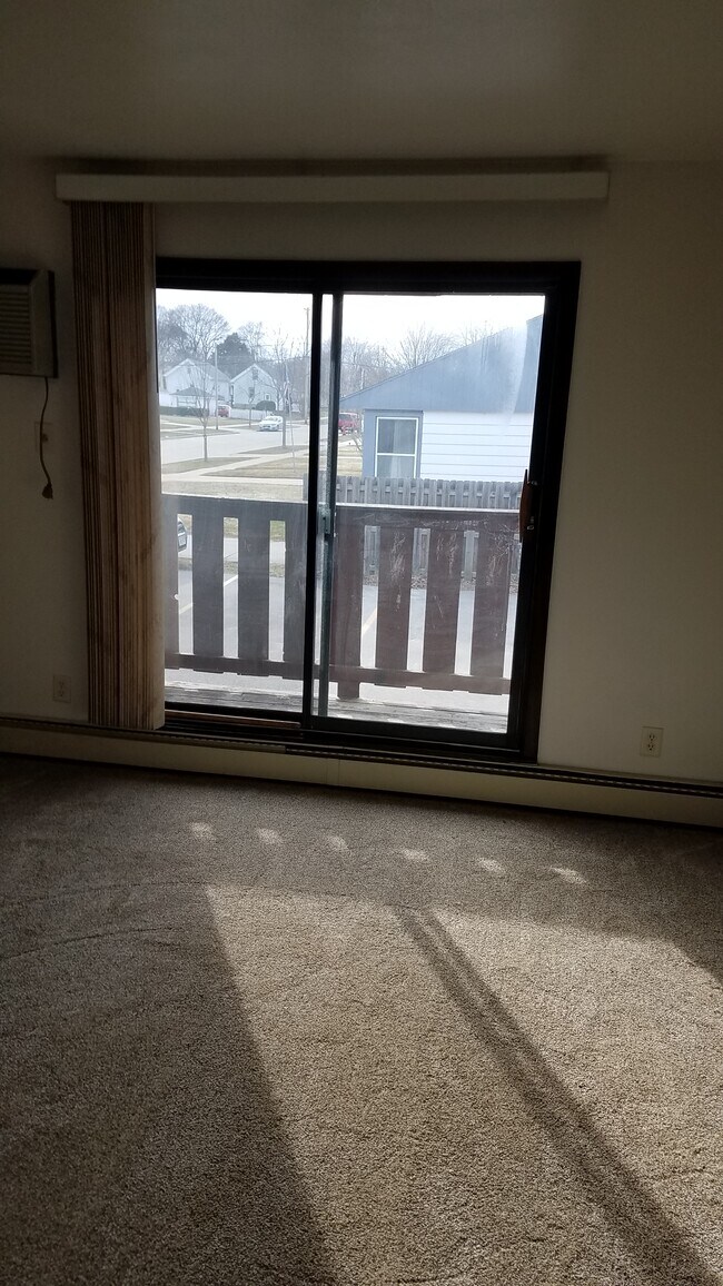 living room and patio doors to balcony - 3975 S Kingan Ave