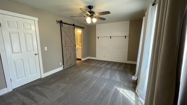 Foto del edificio - 4420 W Skye Dr