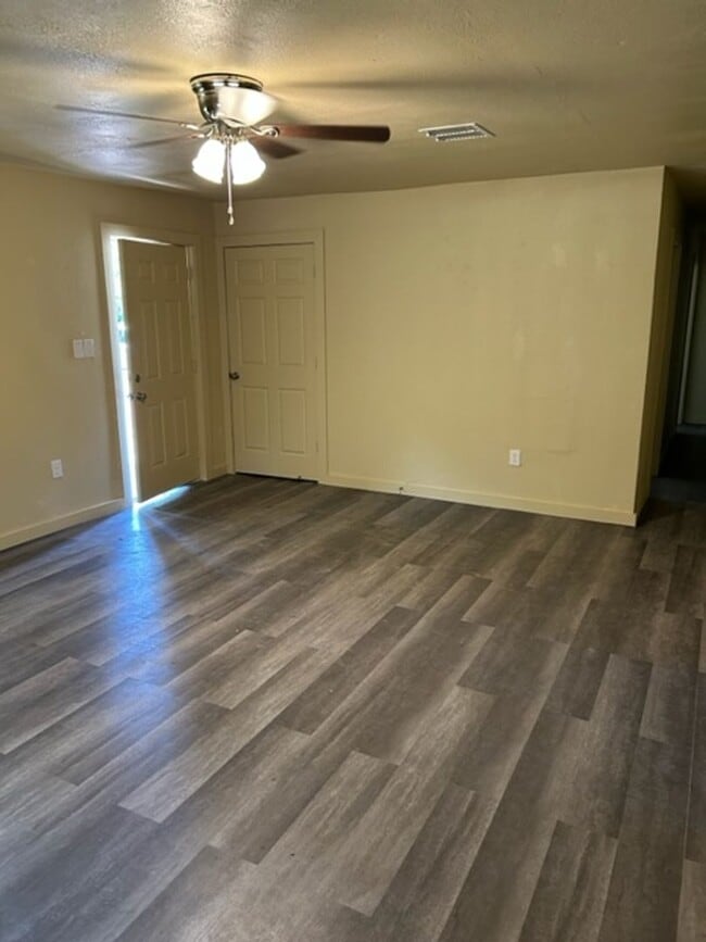Building Photo - 3 bed 1 bath House - total remodel
