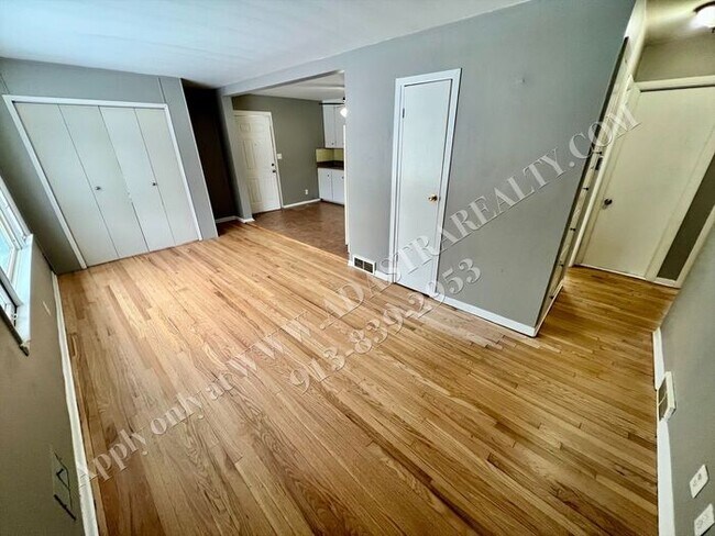 Foto del edificio - Updated 2 Bedroom 1 Bath House in North KC-Coming SOON!!