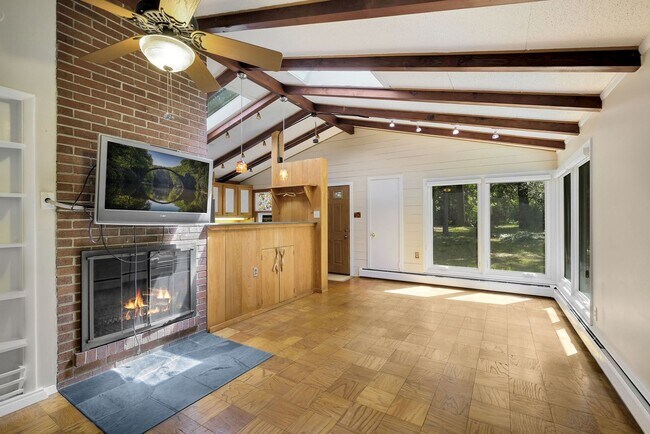 Foto del edificio - 4 Bed 2 Bath - Garrett Park Single Family ...