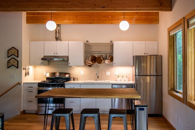 Building Photo - 2828 Southeast Gladstone Street, Unit 2828...