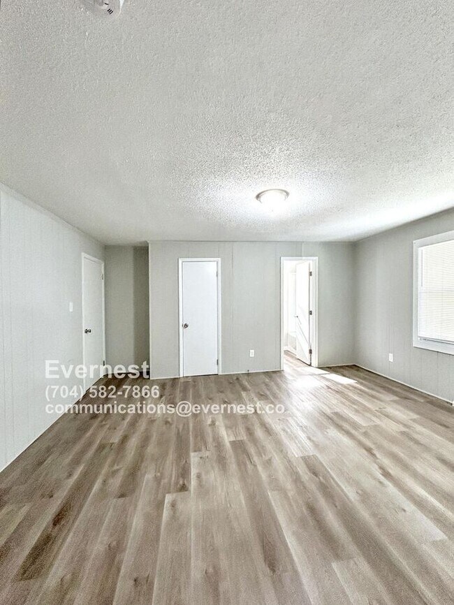 Foto del edificio - Lovely 3-Bedroom Home with Fenced Yard and...