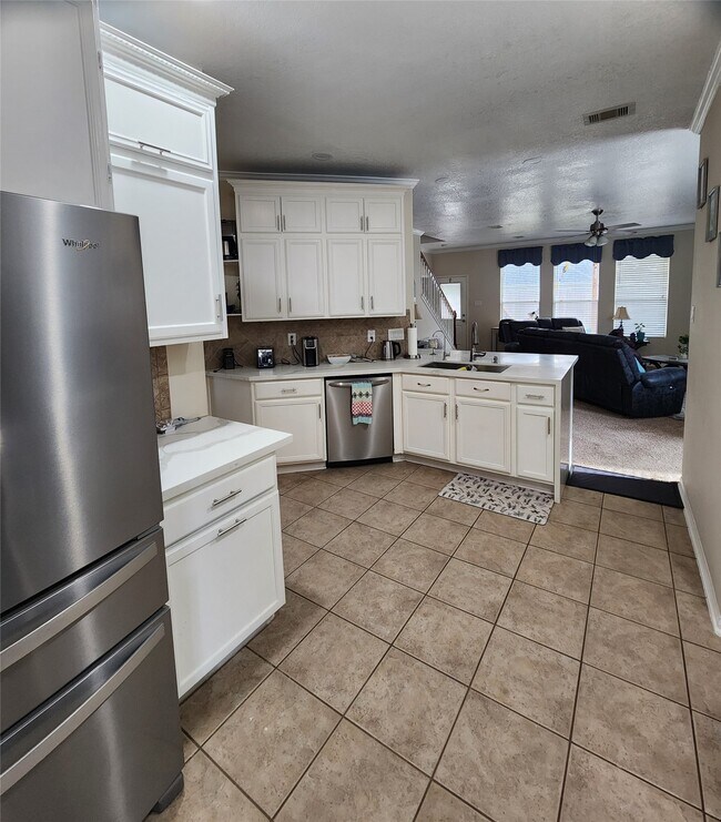 Building Photo - 15910 Land View Dr