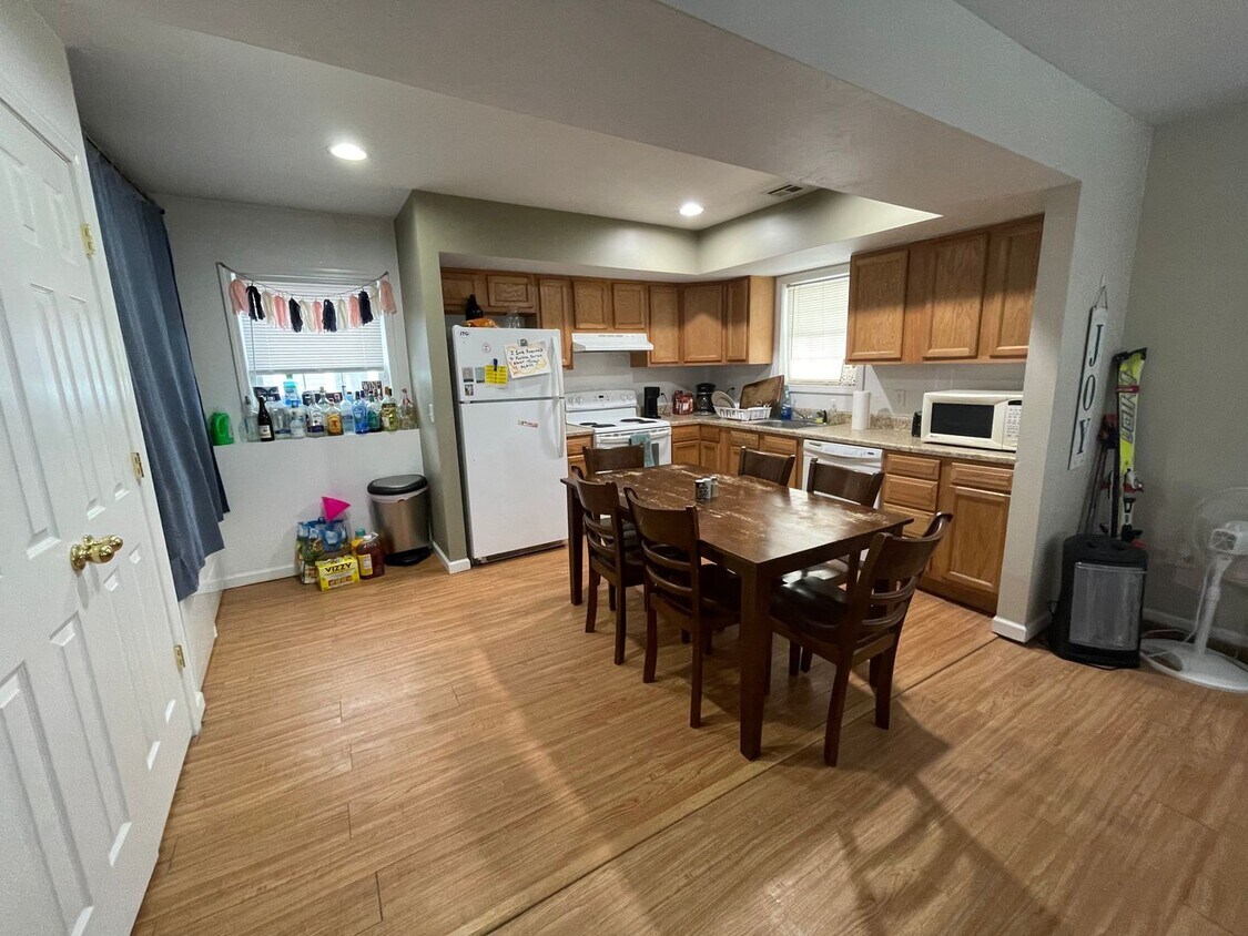 211 Columbia St Unit Apt 1, Ithaca, NY 14850 Room for Rent in Ithaca