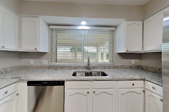 Building Photo - 10015 Rippling Fields Dr