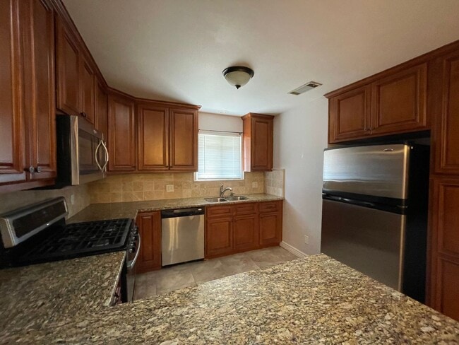 Building Photo - Spacious home in Tulare coming soon!