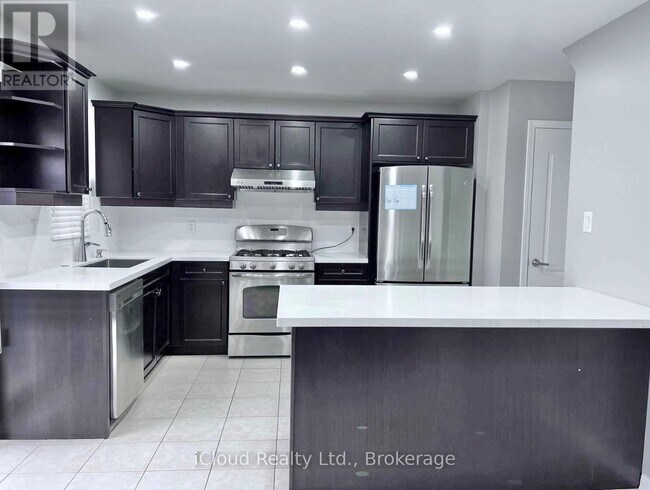 Building Photo - 450 Pozbou Cres