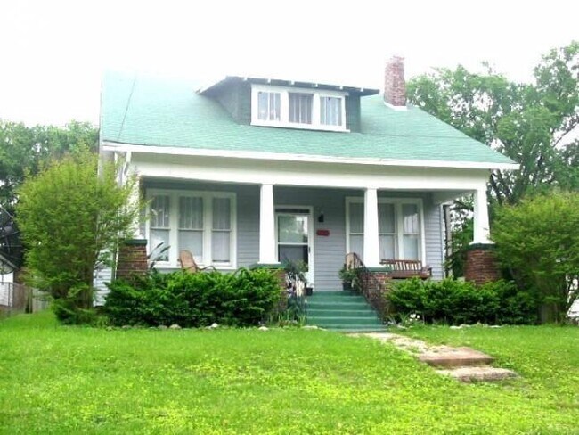 Building Photo - 1002 Spain Ave
