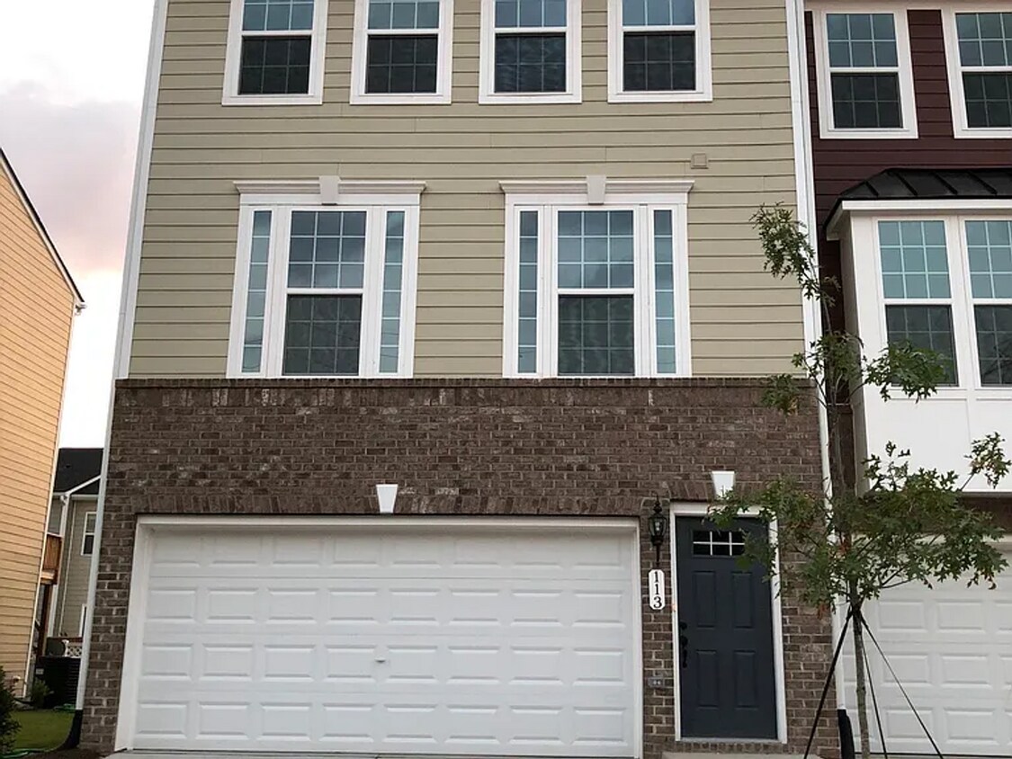Foto principal - Stunning 3BD, 2.5BA End Unit Durham Townho...