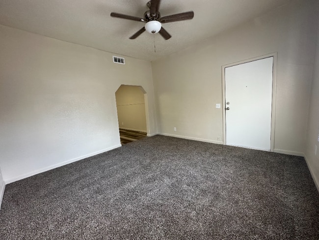 Building Photo - 921 Main St