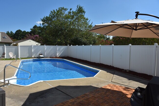 Building Photo - 501 Thornloe Ln