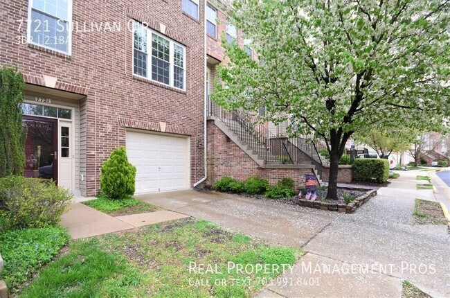 Building Photo - Lovely Sun-Drenched Townhouse in Popular I...