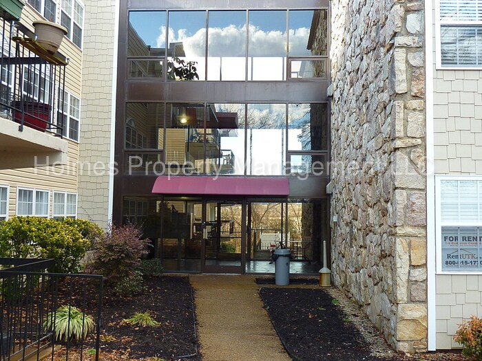 Building Photo - 2749 Sullins St