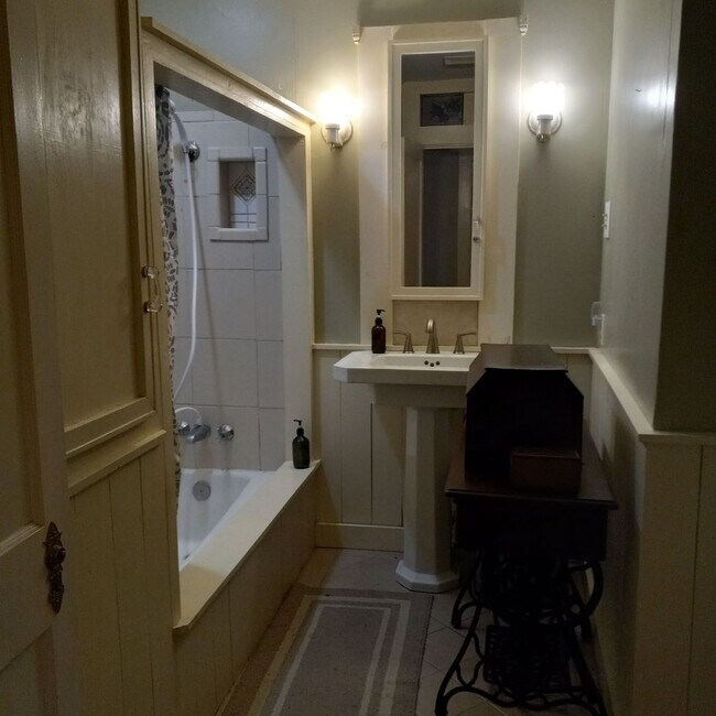 Building Photo - Three Bedroom, 2 Bathroom
