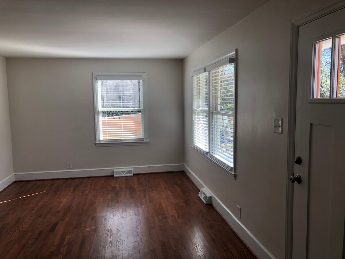 Nuevas ventanas, pintura, y piso de madera noble restaurados - 1122 W Knox St