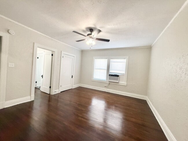 Foto del edificio - Unique Studio w/ Hardwoods in Small 1920's Complex