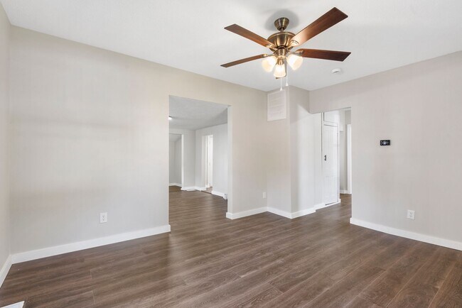 Foto del edificio - Updated 3 bed/1 bath home. With fully fenc...