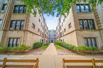Building Photo - 631 W ROSCOE St