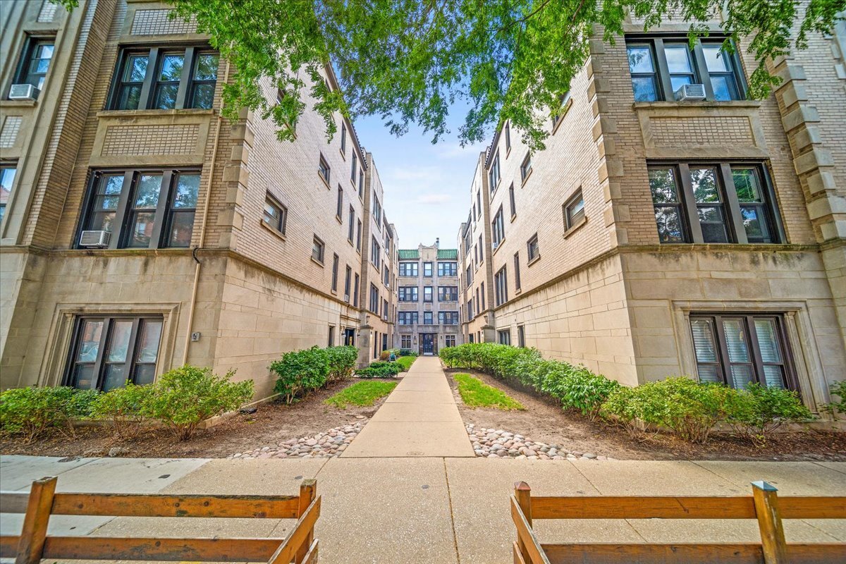 Foto principal - 631 W ROSCOE St