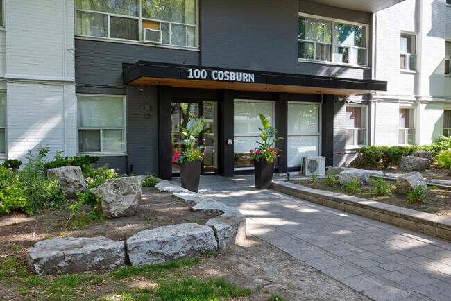 Photo du bâtiment - 100 Cosburn Ave