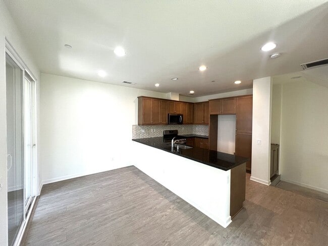 Building Photo - Beautiful 2 Bedroom, 2.5 Baths Townhome in...