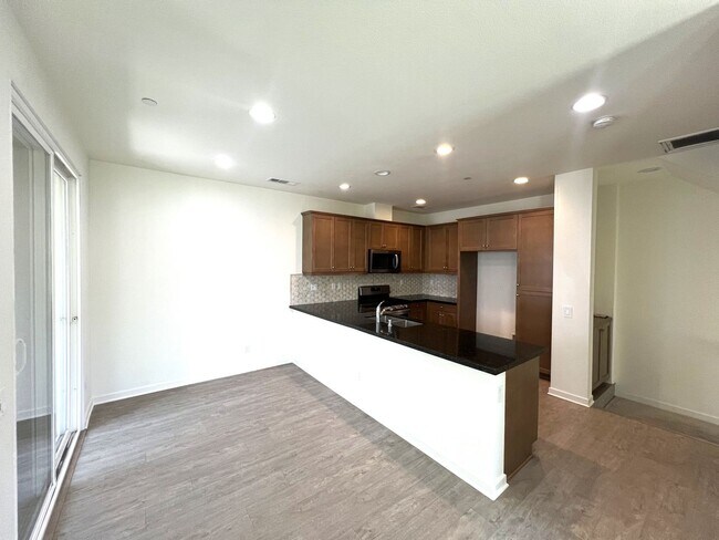 Foto del edificio - Beautiful 2 Bedroom, 2.5 Baths Townhome in...