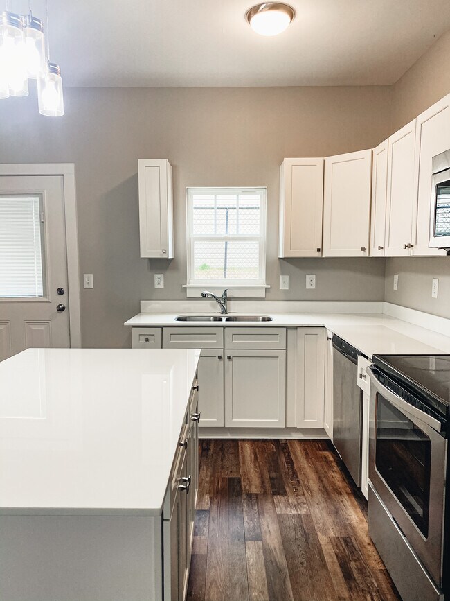 Building Photo - 250 Halo Dr