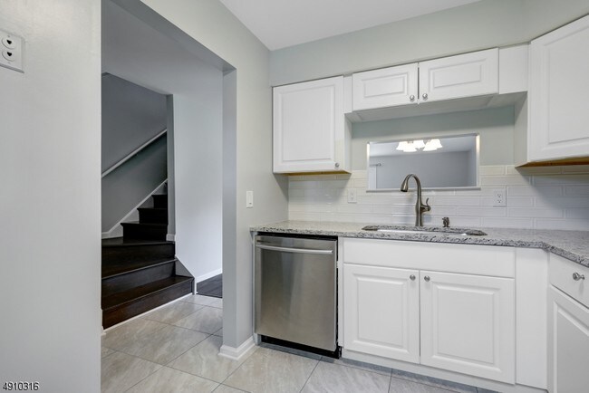 Building Photo - 1608 Newbury Ct