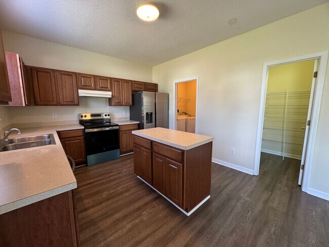 Building Photo - 3BR 2BA Home with Loft