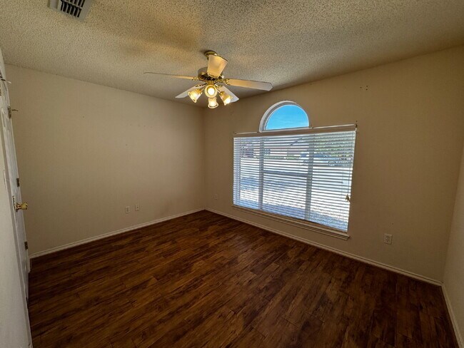 Foto del edificio - Stunning Duplex Featuring Hardwood Floorin...