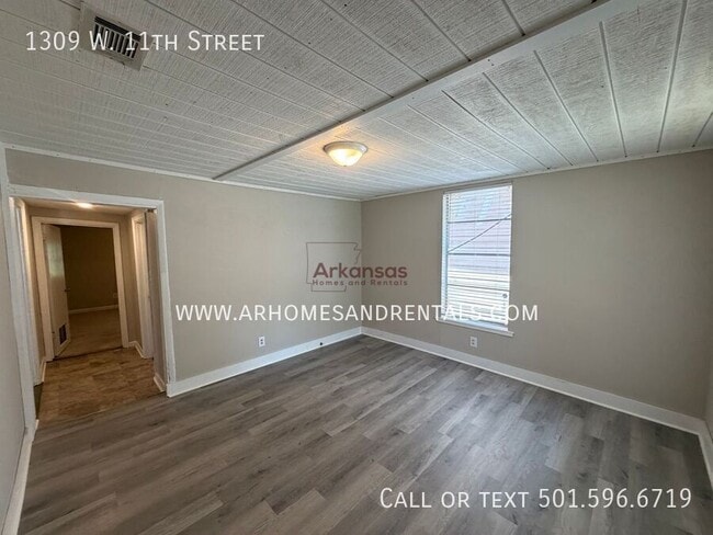 Building Photo - 1309 W 11th St