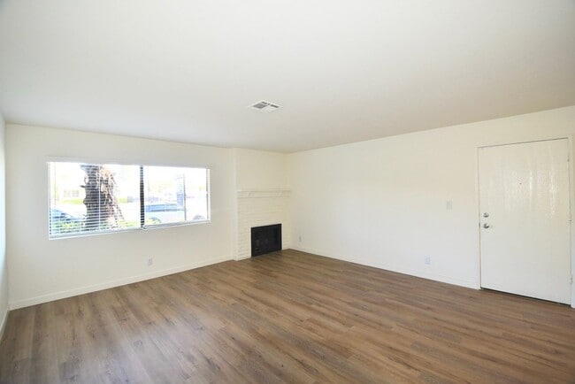 Foto del edificio - 5617 Woodman Ave