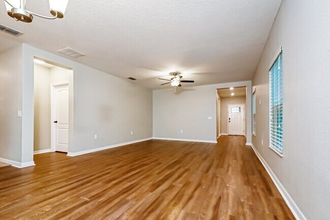 Foto del edificio - 10641 Laguna Plains Dr