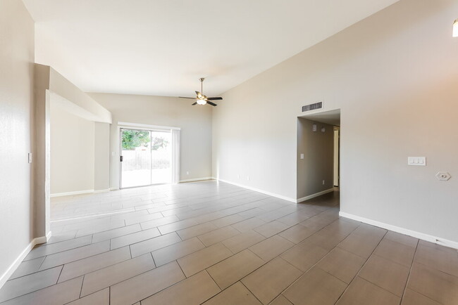 Foto del edificio - 7643 W Desert Cove Ave