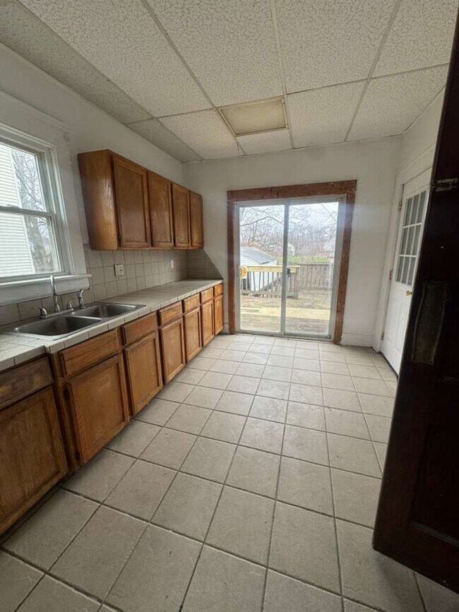 Foto del edificio - 4 bed 1 bath house