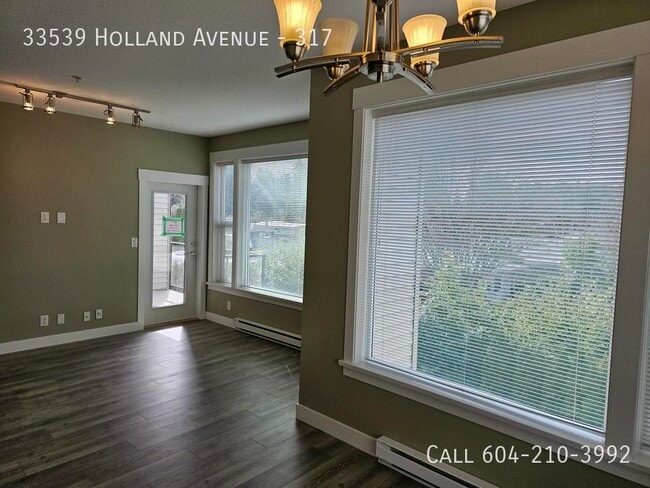 Building Photo - Spacious On Holland!