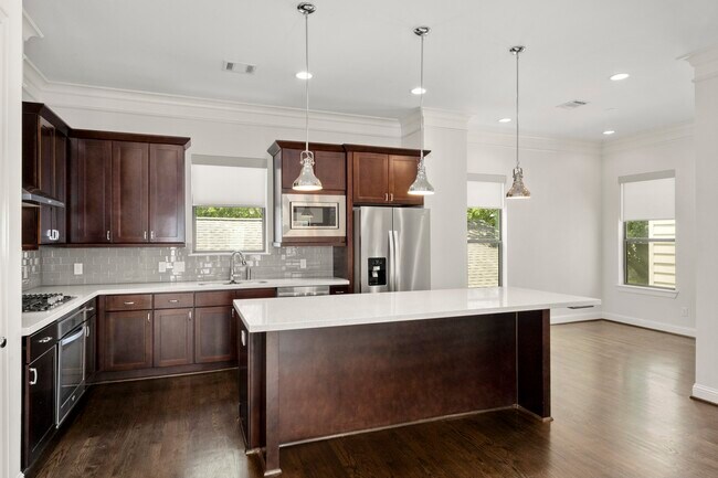 Foto del edificio - 742 W 24th St